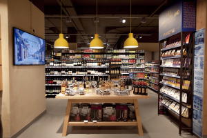Carrefour Market Vivi di Gusto rappresenta un nuovo concept dedicato ai food lover, con un assortimento più ampio di specialità, a marchio e non, e di prodotti top di gamma, oltre a spazi per show cooking