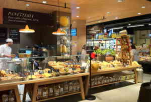 Carrefour Gourmet di Piazza Gramsci a Milano: l’area pane è dotata di un forno, che prepara oltre 30 diverse specialità di pane più volte al giorno.