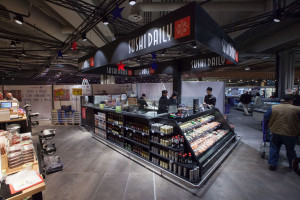 Lo spazio Sushi, ormai un appuntamento fisso introdotto negli ipermercati da oltre un anno. Con questa soluzione Carrefour è il primo venditore di sushi in Italia