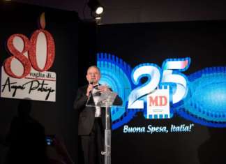 Patrizio Podini sul palco festeggia i suoi 80 anni e i 25 di MD